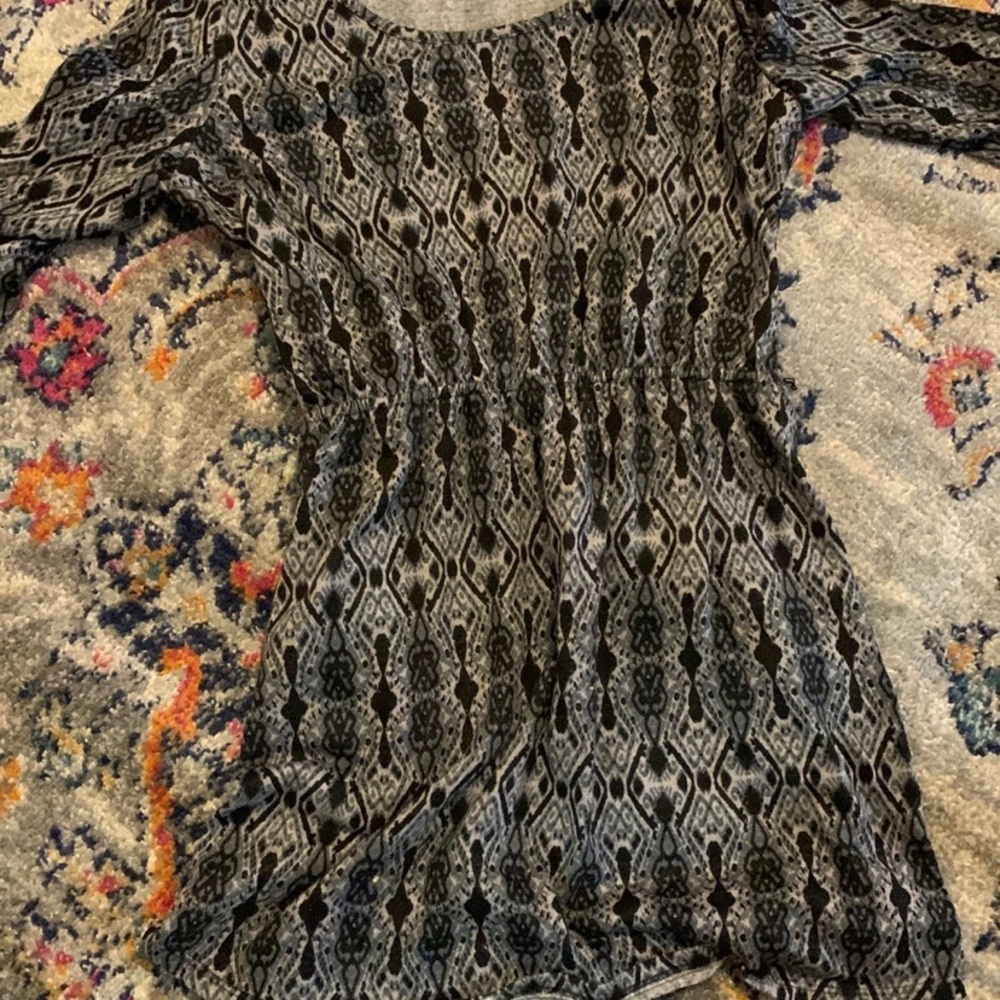 Cute blouse! Never worn.